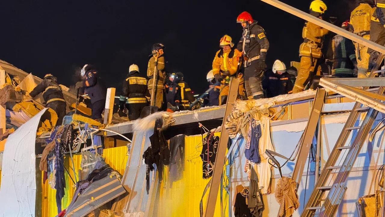 Фото Опубликованы новые кадры с места обрушения торгового центра в Новосибирске 3